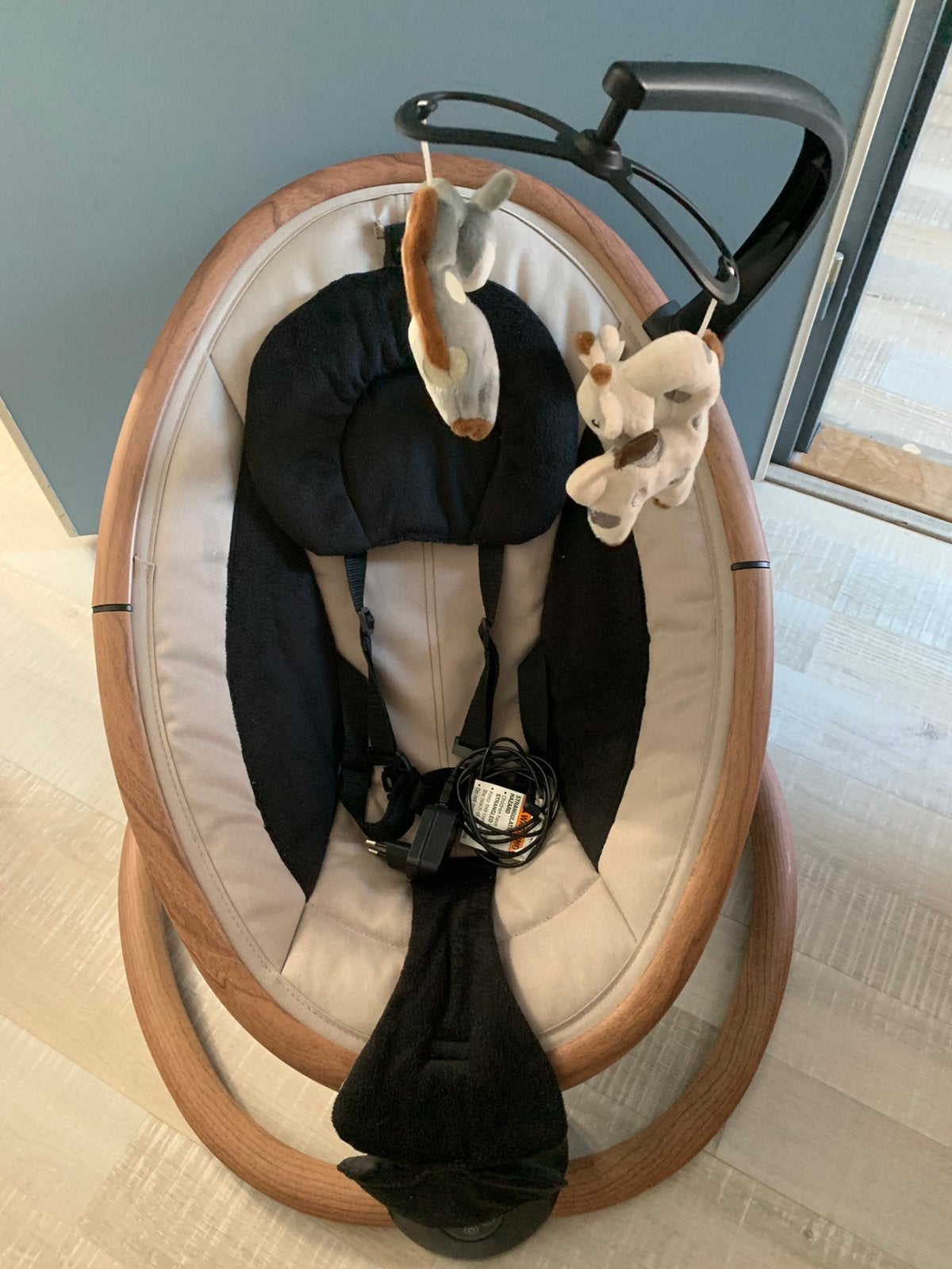 Qute elektrische baby schommelstoel, Ophalen, Zo goed als nieuw, Schommelstoel, Met gordel(s) of riempje(s)