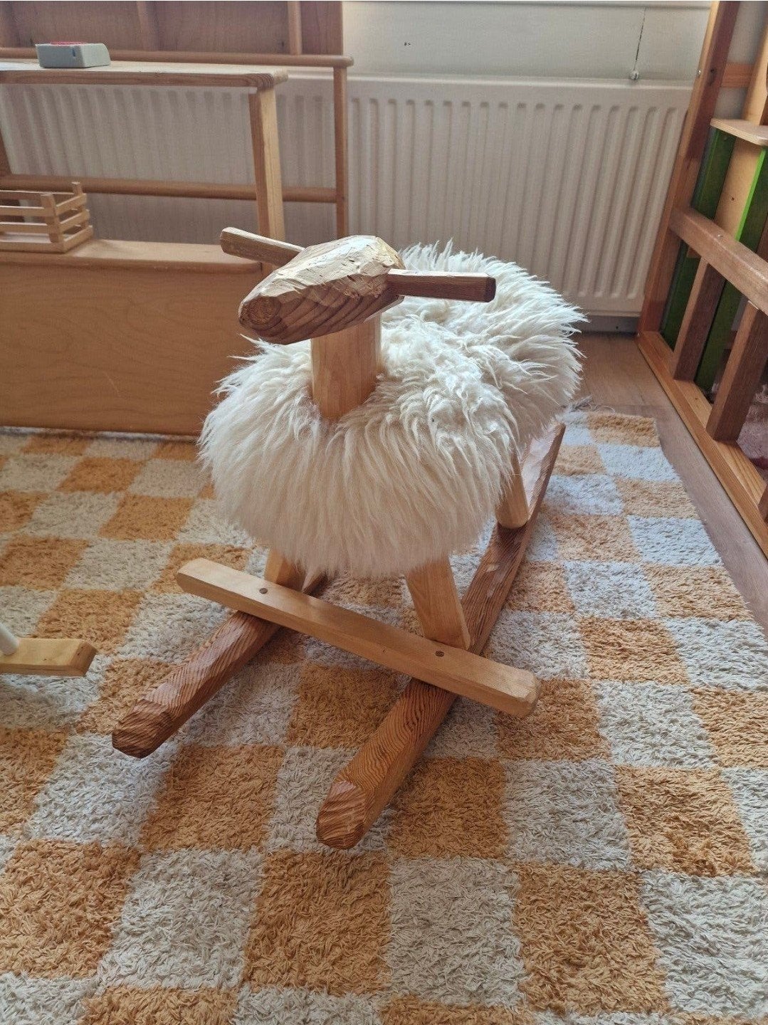 Houten schaap schommelpaard met zachte vacht, Ophalen, Zo goed als nieuw, Jongen of Meisje