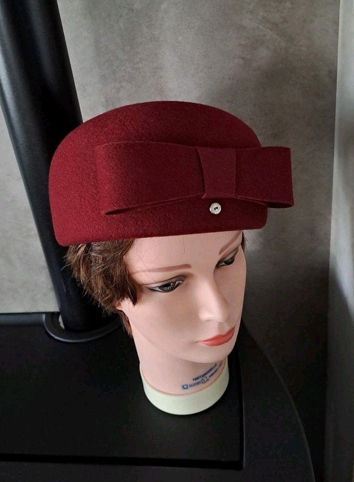 Elegante bordeauxrode dames dop - Maat M, Kleding | Dames, Mayser, Ophalen of Verzenden, Zo goed als nieuw, Hoed