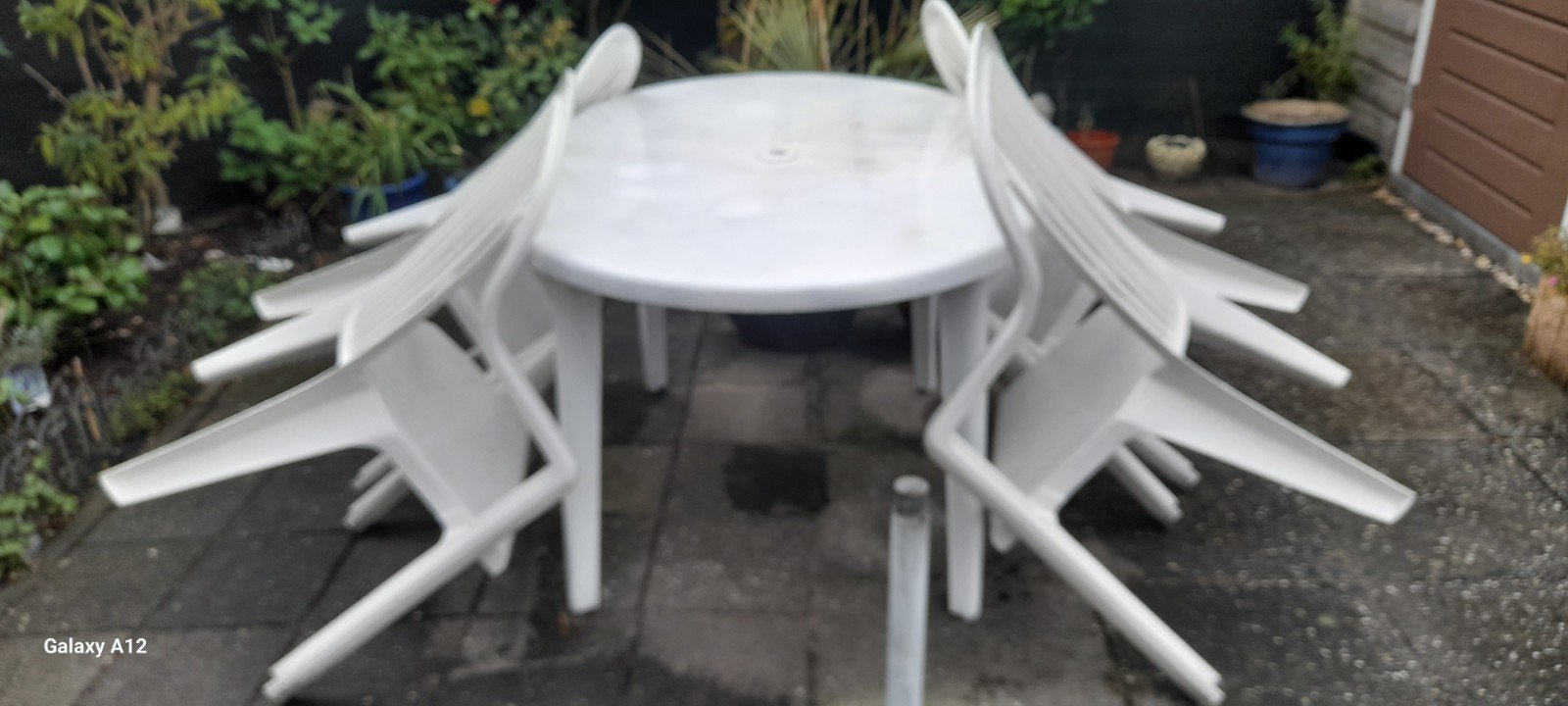 4 glanzende witte kunststof tuinstoelen., Ophalen, Gebruikt, Kunststof