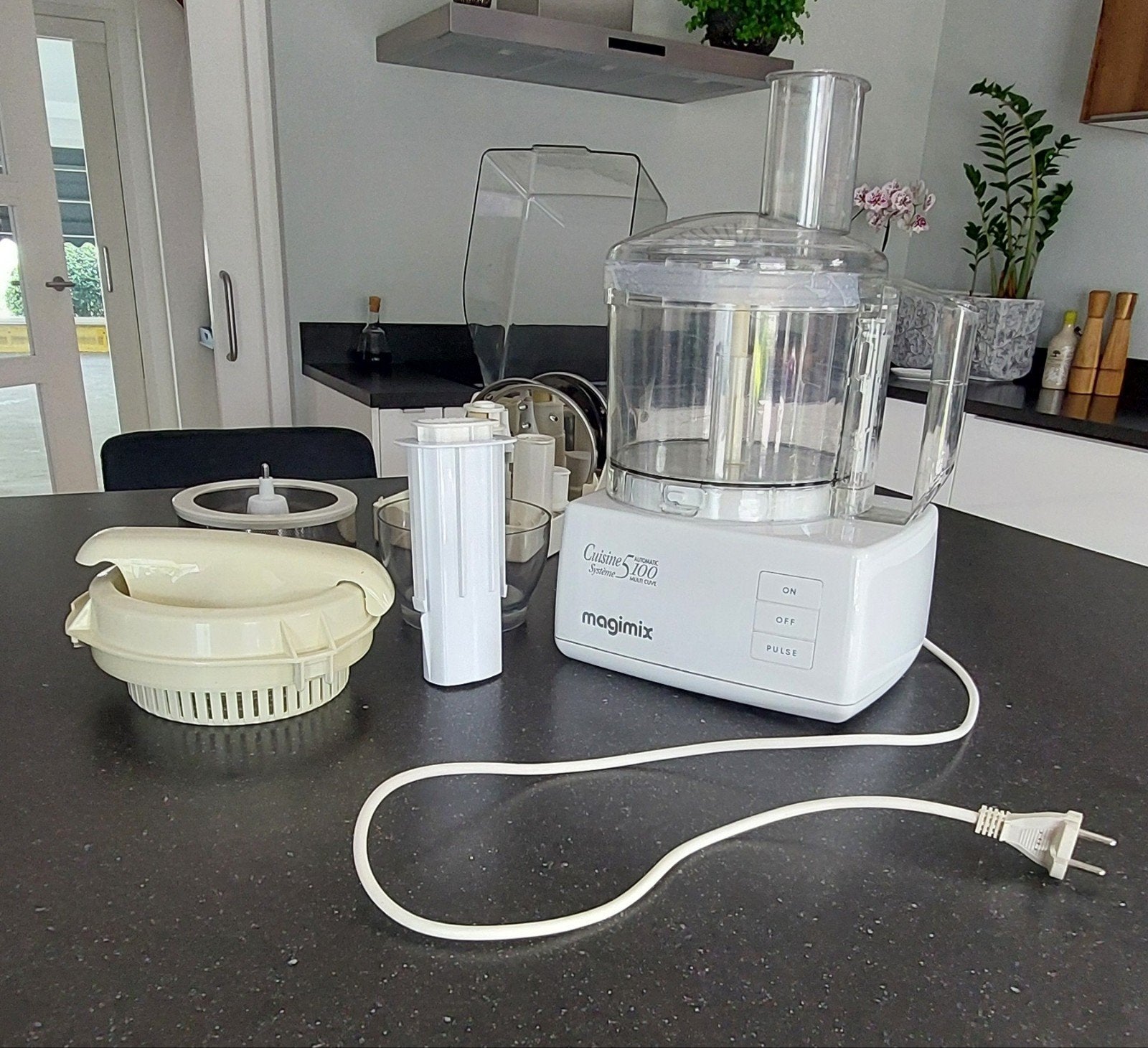 Magimix Cuisine 5100 Foodprocessor met accessoires, Gebruikt, 2 snelheden, 3 tot 4 liter, Ophalen of Verzenden