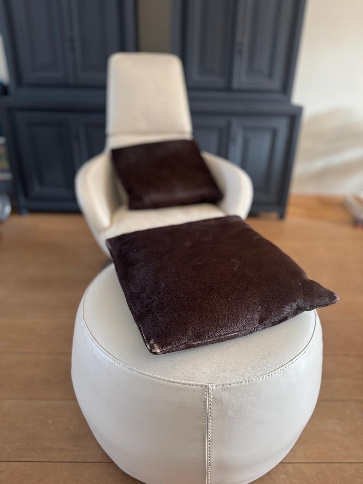 Natuzzi Lederen Draaifauteuil met Poef en Kussens, Huis en Inrichting, Fauteuils, Ophalen, Gebruikt, Leer, 75 tot 100 cm