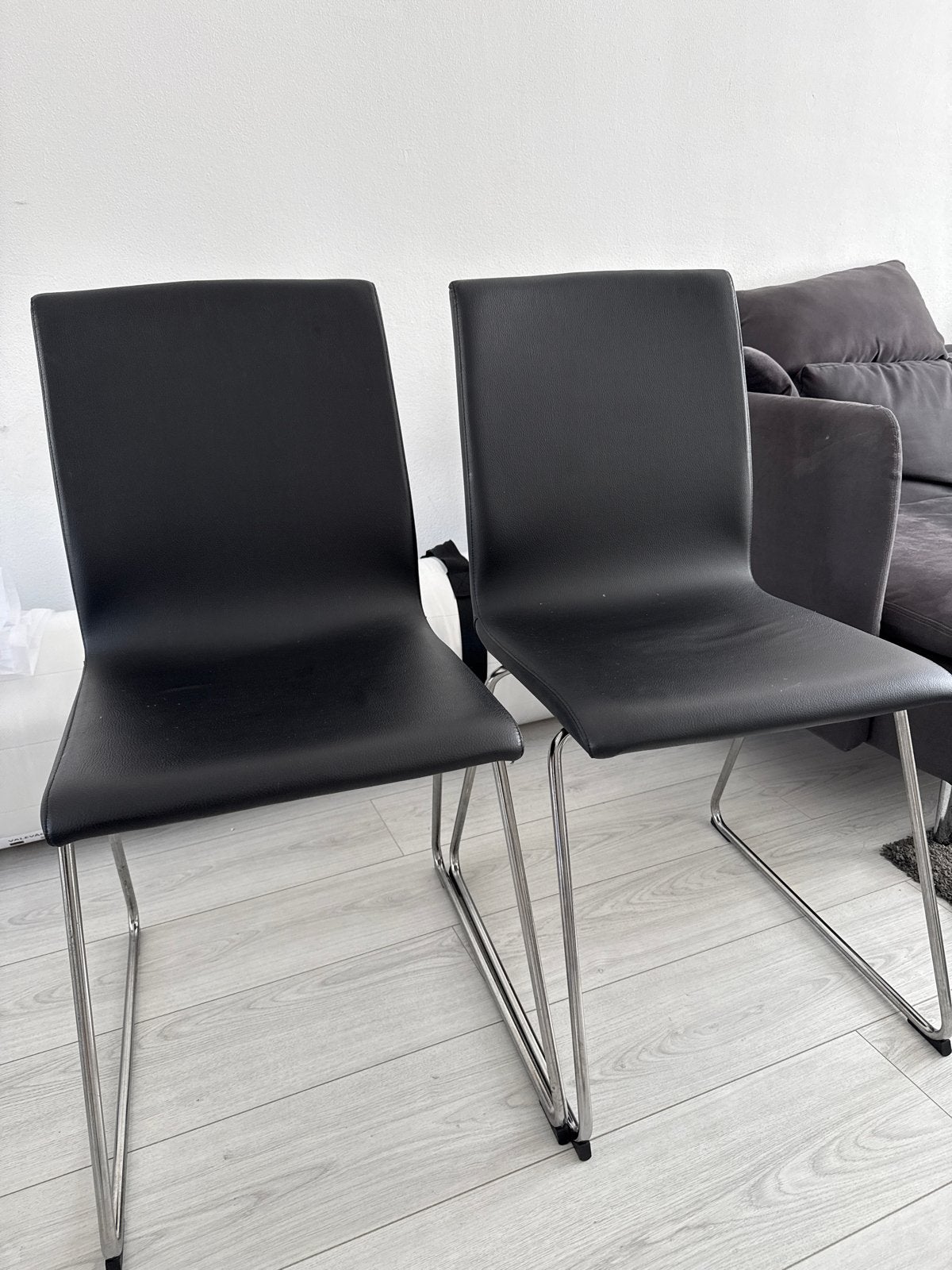 Moderne ikea eetkamerstoelen: 2x zwart leer, Ophalen, Gebruikt, Drie, Zwart