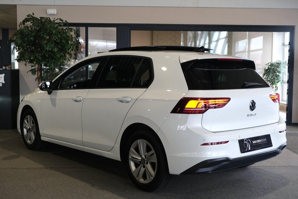 Volkswagen Golf 1.5 TSI 8.5 Life Edition Pano Apple Carplay, Voorwielaandrijving, Lichtsensor, Stof, 4 cilinders