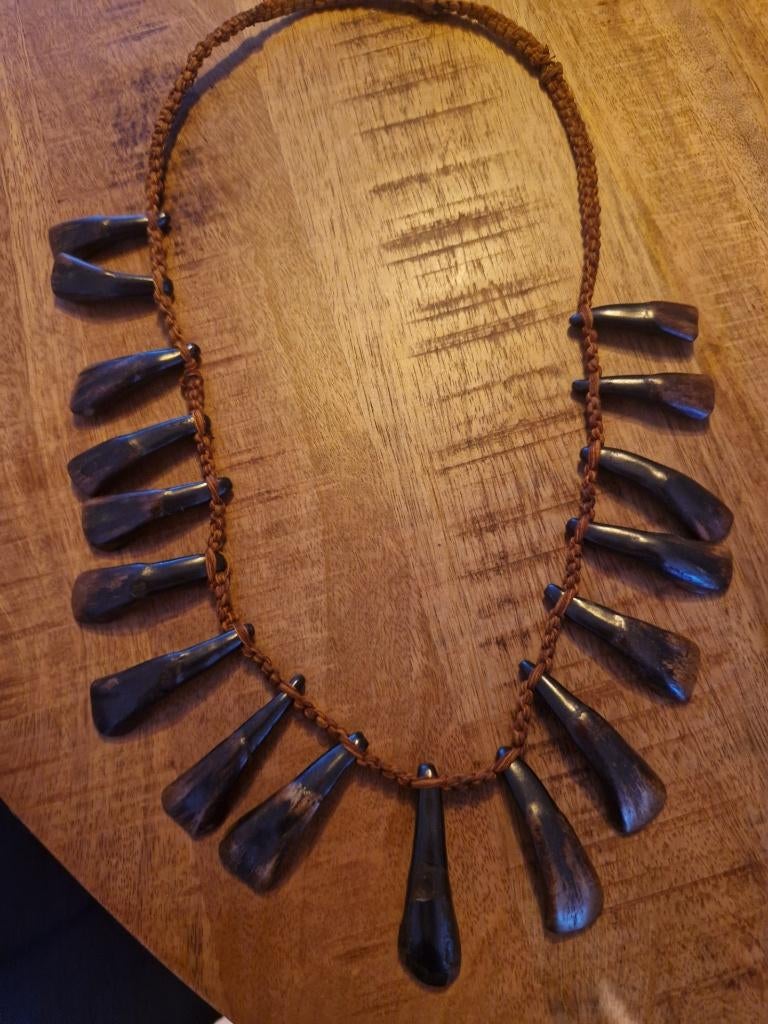 Etnische ketting met wilde paardentanden