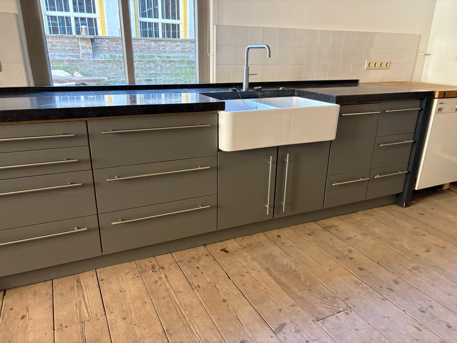 Keukenblok met wasbak, lades, stenen blad en Miele vaatwasse, Ophalen, Gebruikt, Grijs, Graniet of Steen