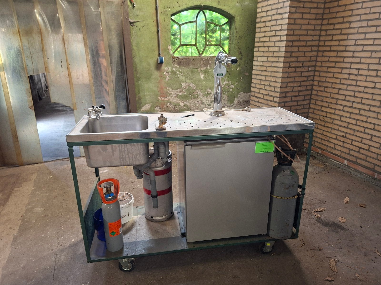 Mobiele tapinstallatie met spoelbak en koelkast, Ophalen