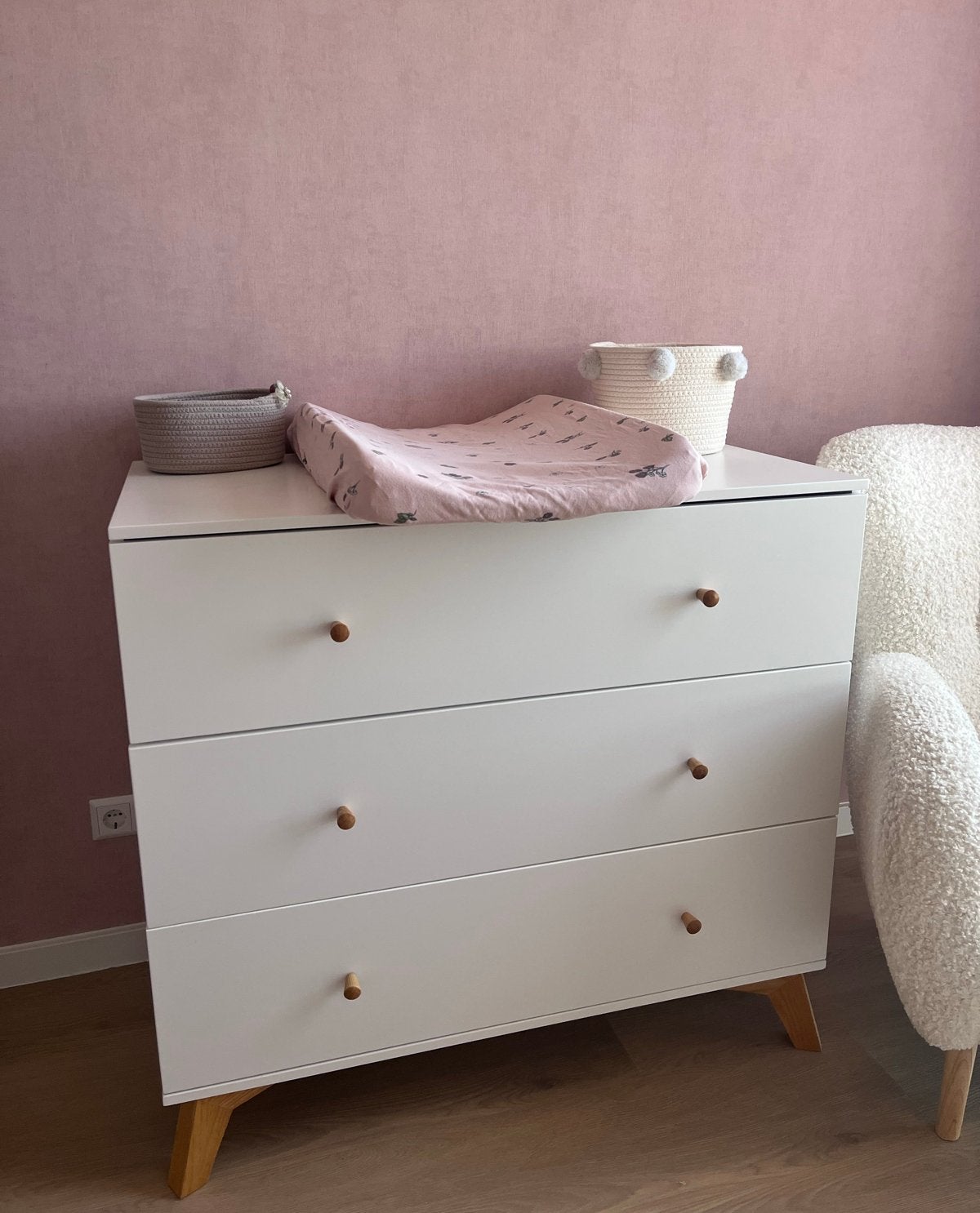 Witte commode met houten poten en knoppen, Ophalen, 50 tot 70 cm, Zo goed als nieuw, 75 tot 100 cm
