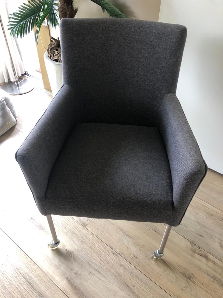 4 grijze stoelen van stof op wieltjes, Huis en Inrichting, Ophalen, Gebruikt, Vier, Stof