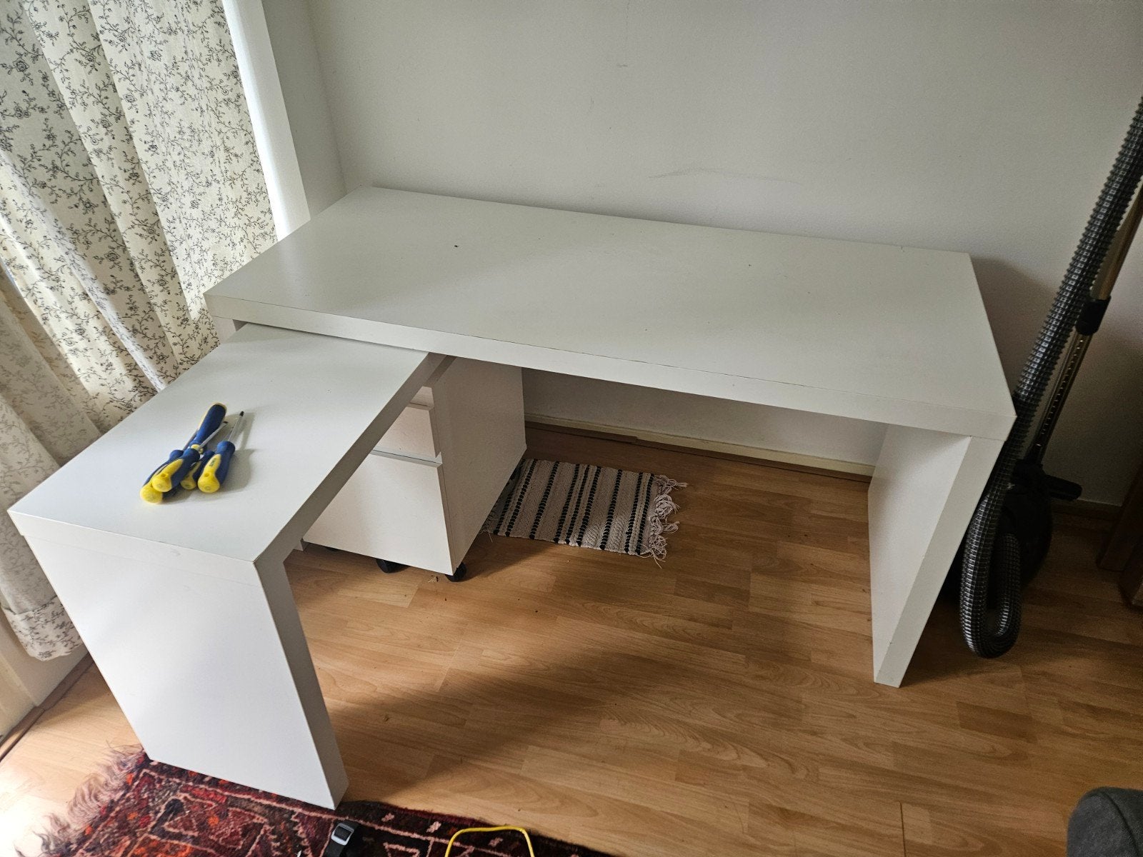 Ikea bureau met uitschuifbaar blad en ladeblok, Ophalen, Met lades, Gebruikt, Spaanplaat of MDF