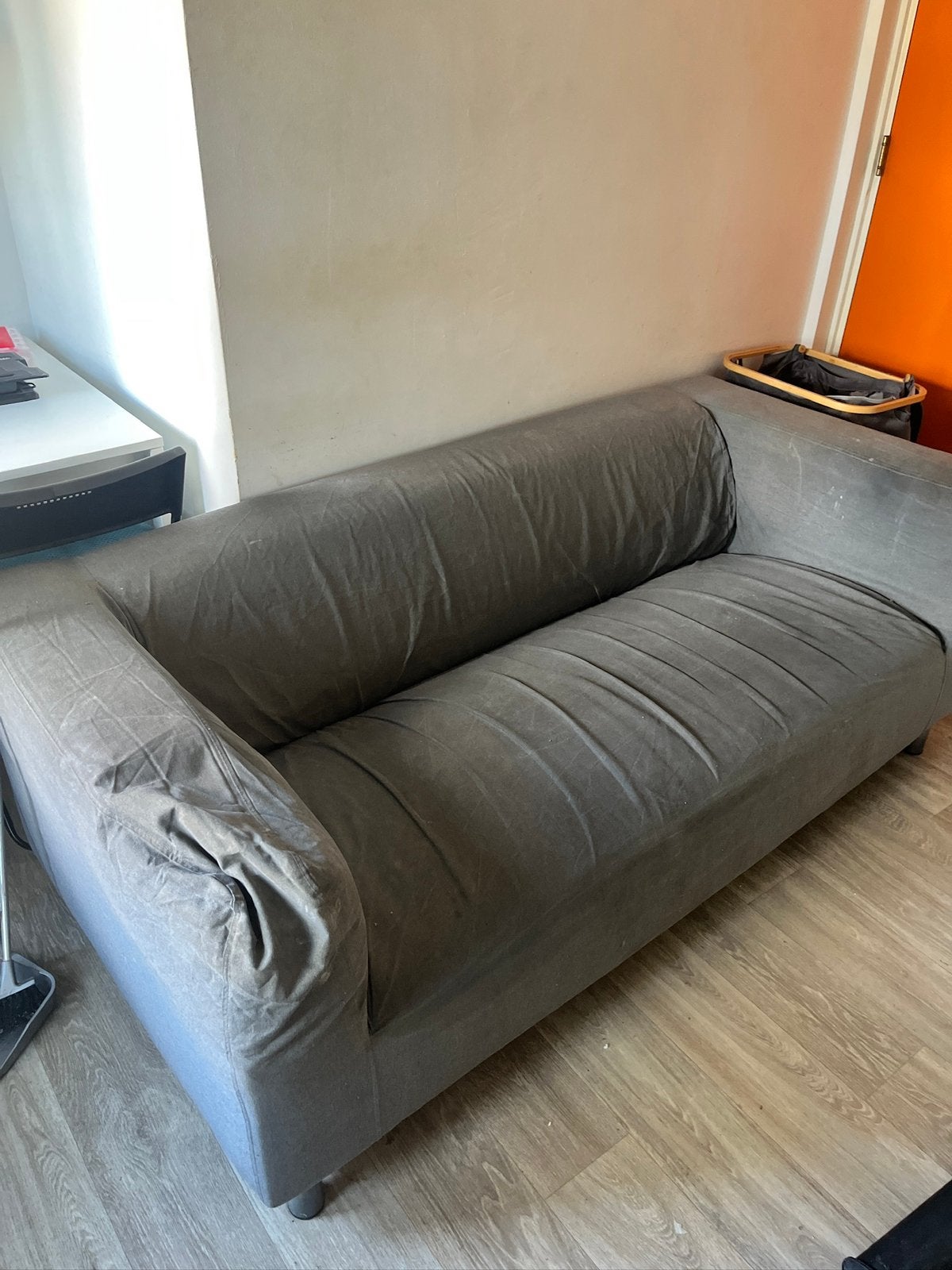 Free couch Gratis bank,kleine schimmel,zelf ophalen Maastric, Huis en Inrichting, Ophalen, Overige materialen, Gebruikt, Minder dan 75 cm