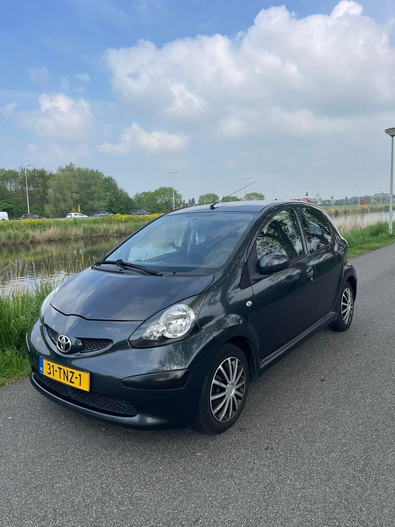 Toyota Aygo 1.0 12V Vvt-i 5DRS 2011 Grijs, Voorwielaandrijving, Euro 5, Zwart, 4 stoelen