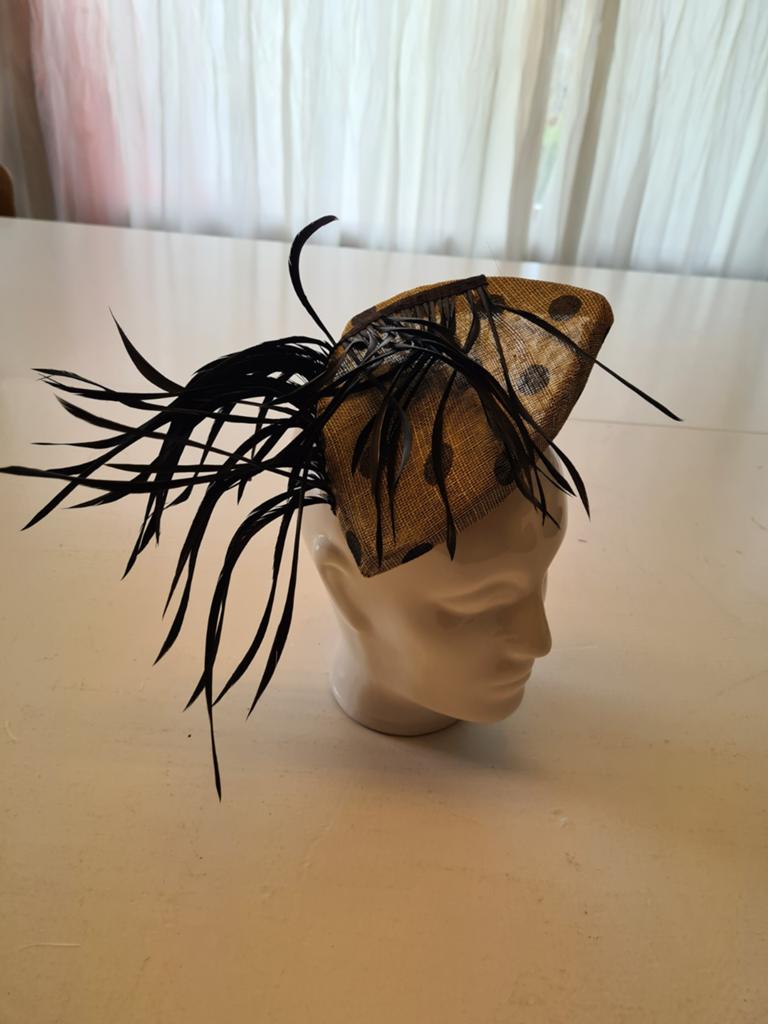 Unieke fascinator met veren - Geel/Zwart, Kleding | Dames, Hoeden en Petten, Ophalen, Hoed, One size fits all, Onbekend