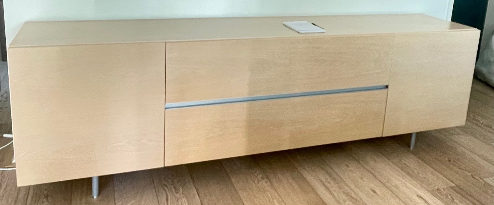 Dressoir massief met staal accenten in naturel, Huis en Inrichting, Ophalen, Gebruikt, Modern strak, Met lade(s)