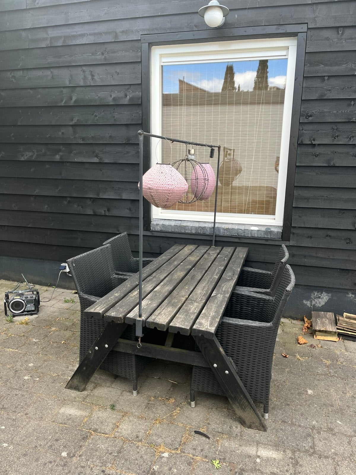 Robuuste houten picknicktafel met 4 wicker stoelen, Ophalen, 4 zitplaatsen, Gebruikt, Eettafel