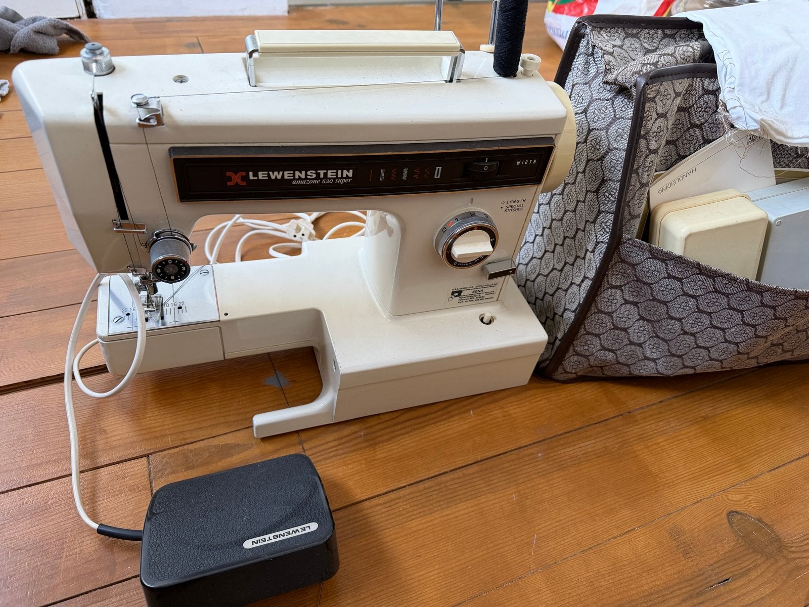 Lewenstein Naaimachine Shadow 620 met voetpedaal, Hobby en Vrije tijd, Naaimachines en Toebehoren, Ophalen, Gebruikt, Naaimachine