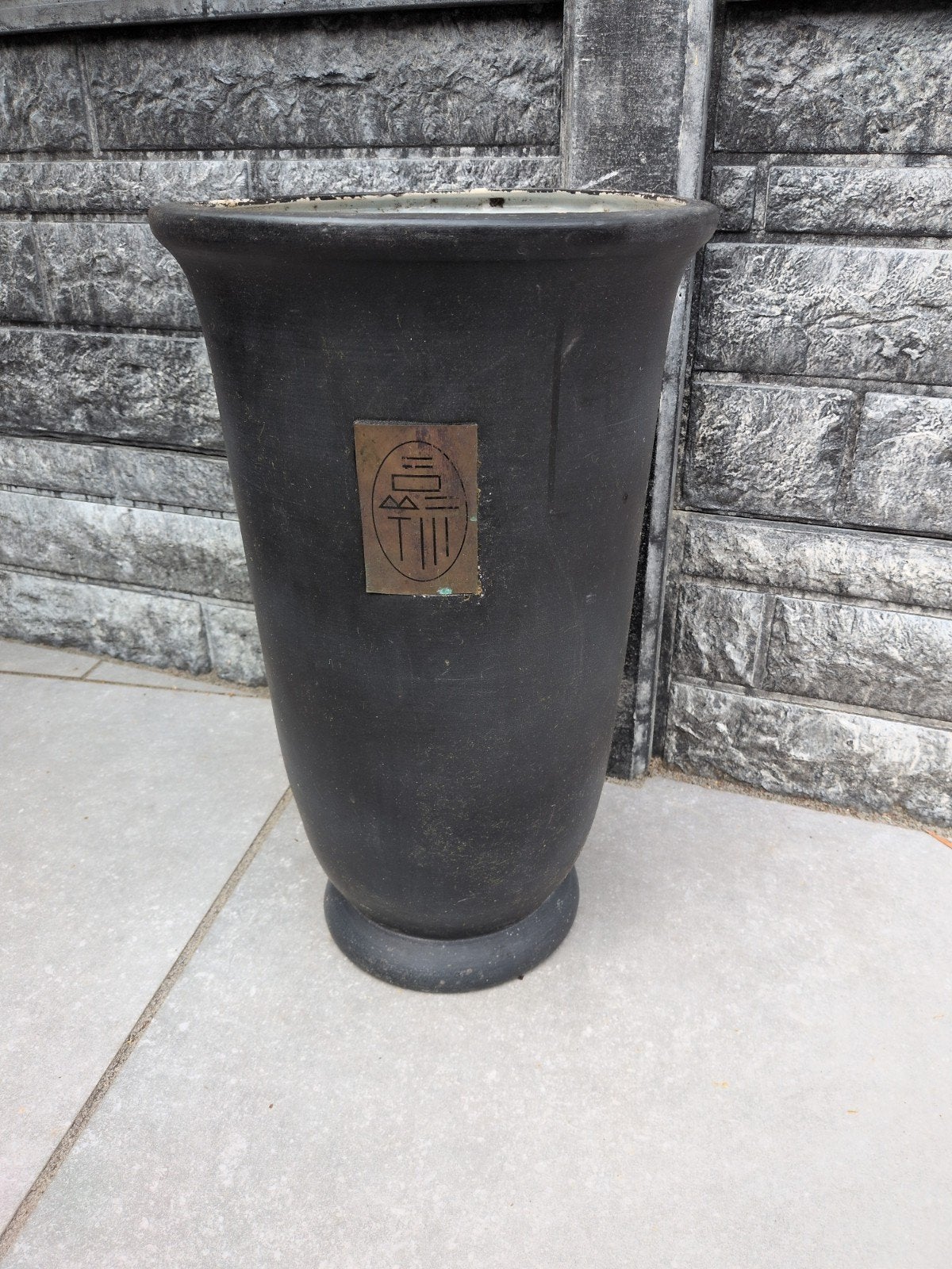 Grote zwarte bloempot met metalen embleem, Tuin en Terras, Gebruikt, Rond, 40 tot 70 cm, Ophalen