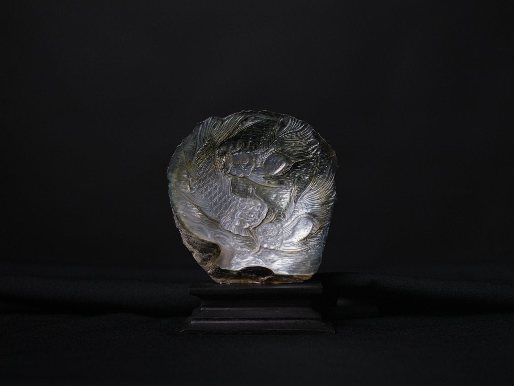 Parelmoeren schelp met gravure van koi op houten sokkel, Ophalen of Verzenden, Nieuw, Dier