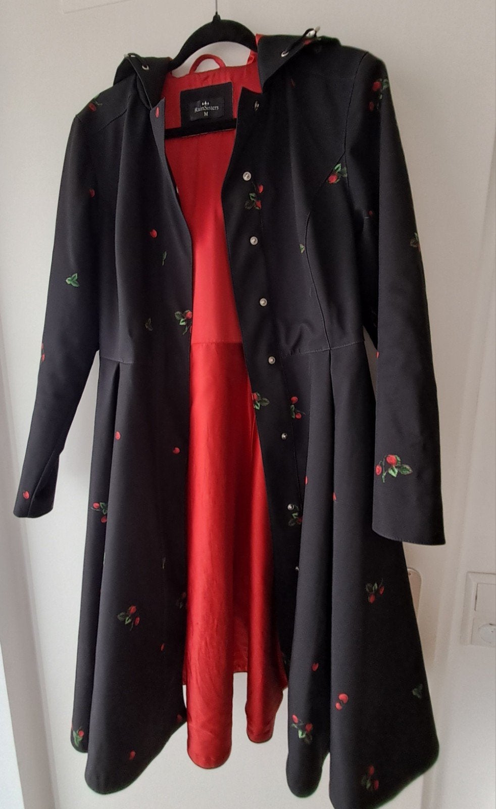 Rain Sisters regenjas met aardbeienprint - Zo goed als nieuw, Kleding | Dames, Jasjes, Kostuums en Pakken, Maat 38/40 (M), Rain Sisters