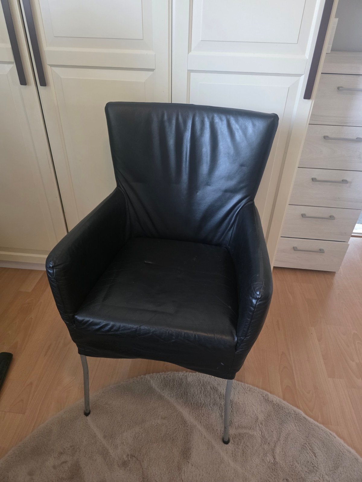 4 Zwarte leren stoelen met metalen poten en goede dopjes!, Ophalen, Gebruikt, Zwart, Vier