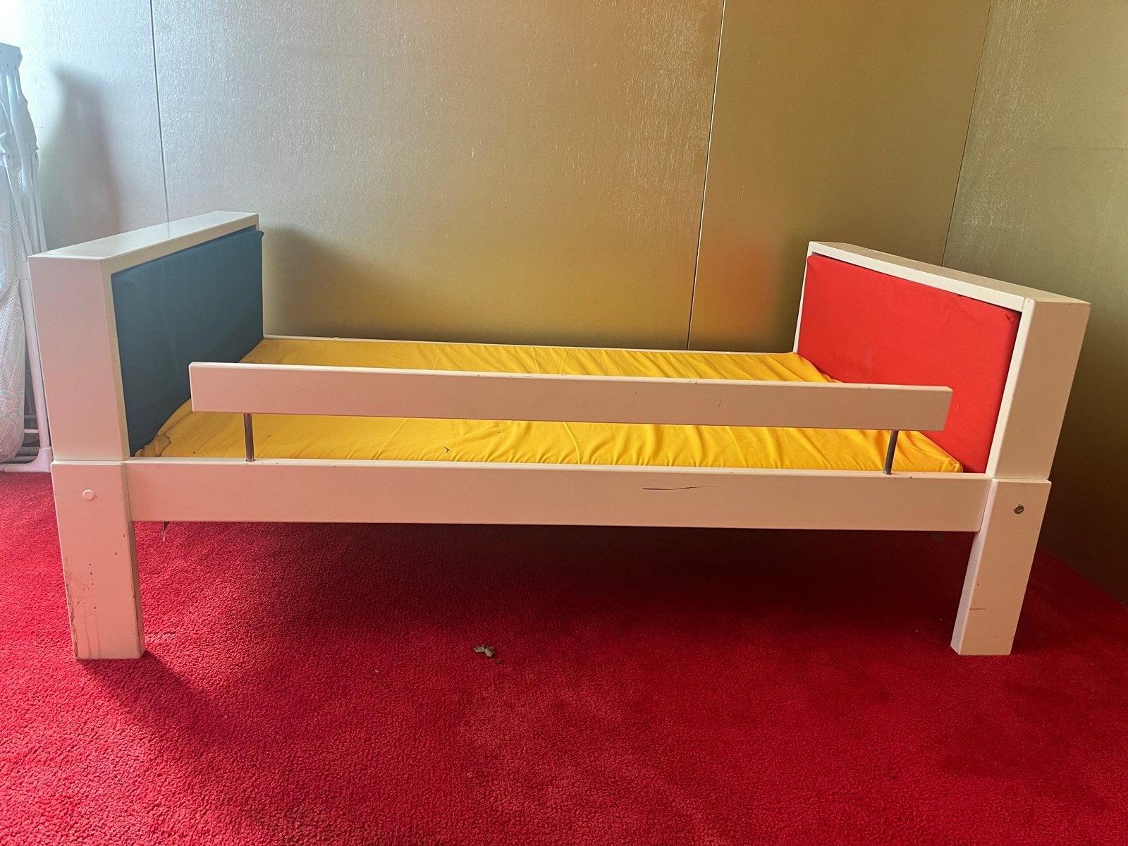 Kinderbed met valbeveiliging - Wit, rood en blauw, Ophalen, Gebruikt, Eenpersoons, Wit