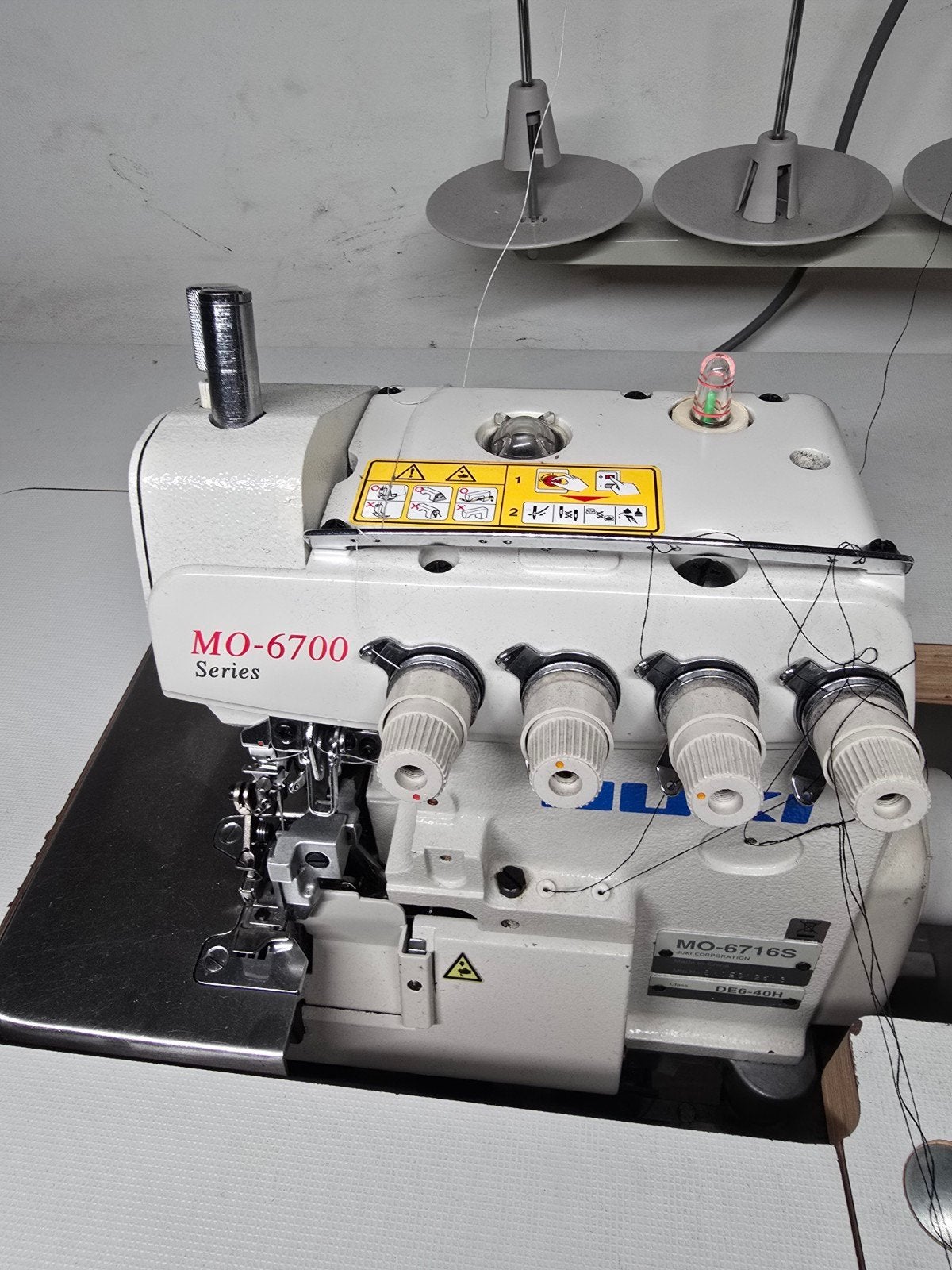 Juki MO-6716S Industriële Lockmachine met Tafel, Gebruikt, Lockmachine, Industrieel, Ophalen