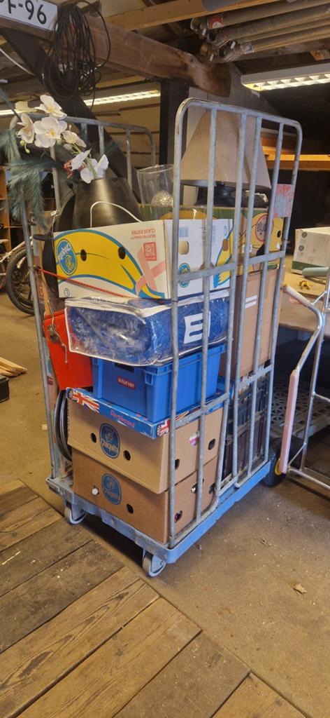 Veel rommelmarktspullen, Ophalen