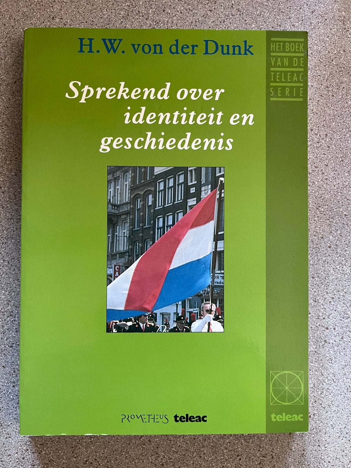 Sprekend over identiteit en geschiedenis - H.W. von der Dunk, Ophalen of Verzenden, 20e eeuw of later, Gelezen