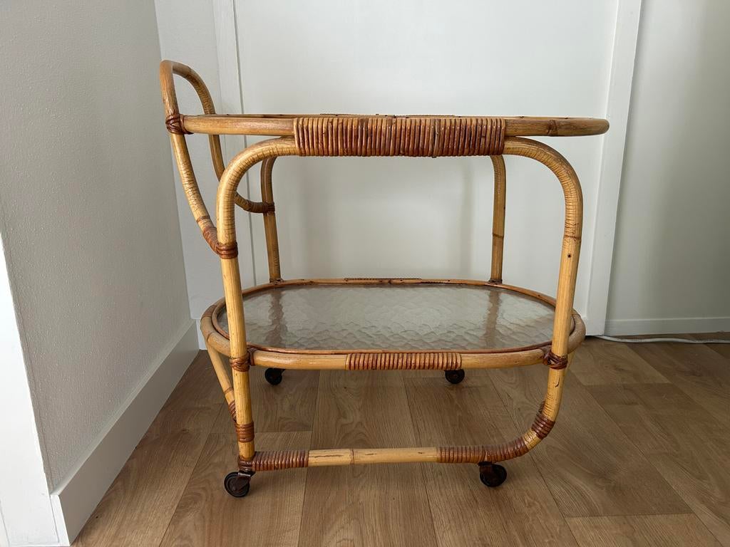 Vintage rotan serveerwagen met glazen platen, Huis en Inrichting, Ophalen, Overige materialen, Gebruikt, 55 tot 75 cm