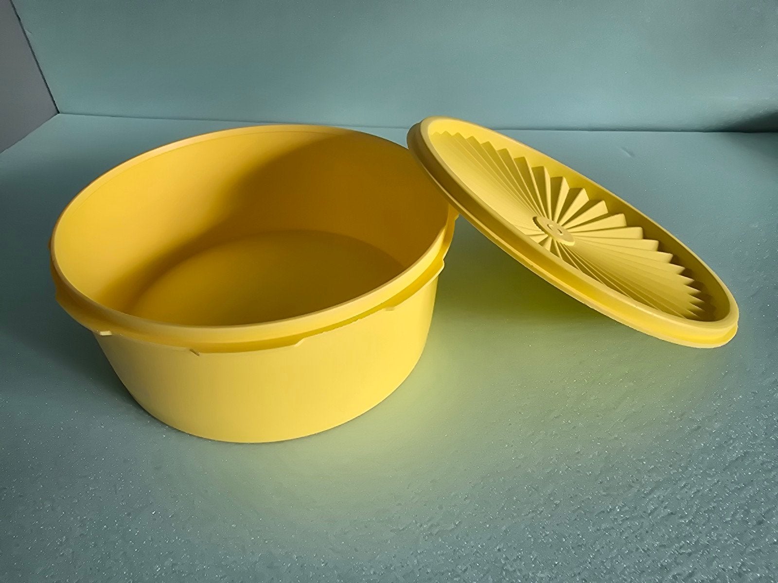 grote tupperware trommel, Ophalen of Verzenden, Gebruikt, Geel, Bus of Trommel