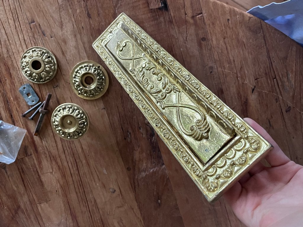 Combinatie brievenbusklep / briefplaat / deurknop antiek, Ophalen of Verzenden, Zo goed als nieuw, Overige materialen, Brievenbusklep