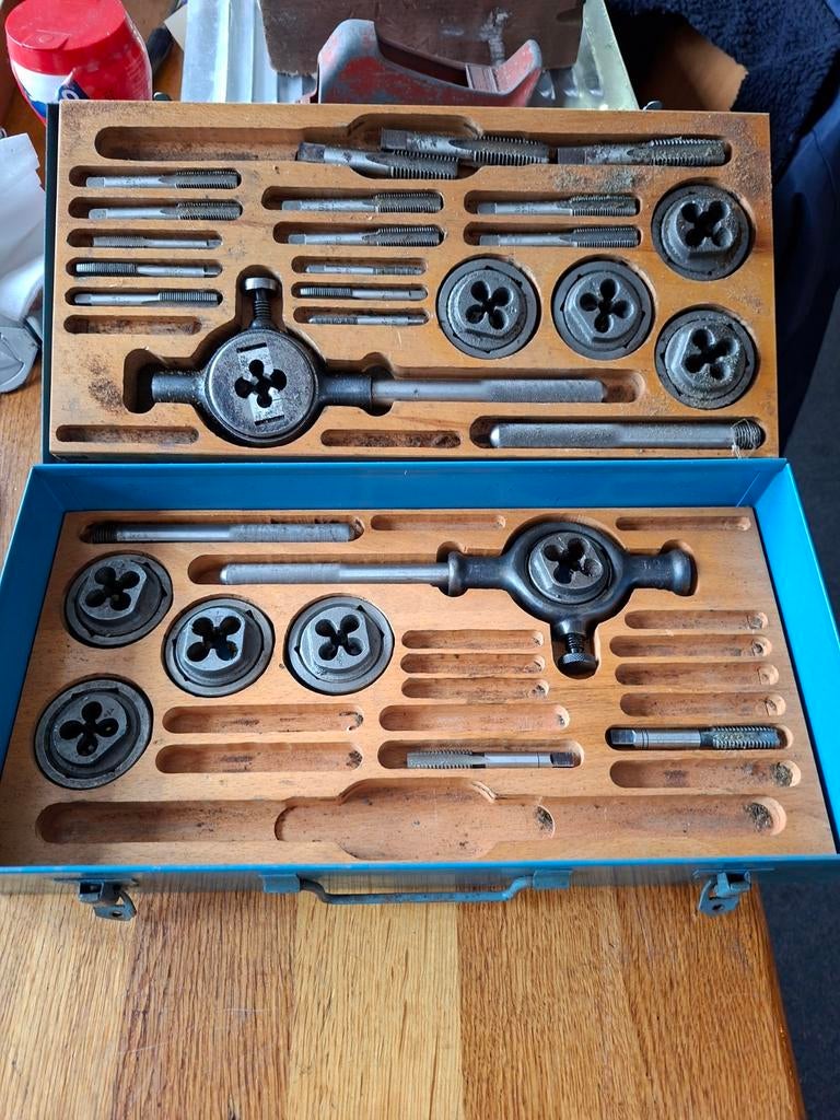 IKON Draadsnijset / Tappenset in metalen kist, Ophalen of Verzenden, Gebruikt