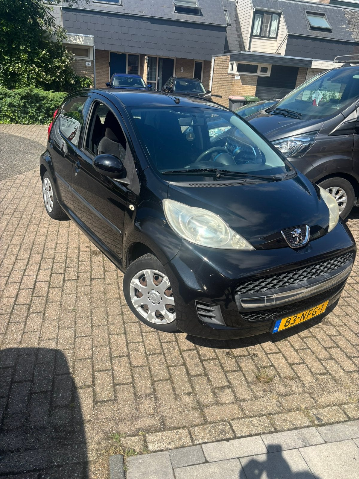 Peugeot 107 5DR 2010 Zwart inruil mogelijk nw apk mogelijk, Voorwielaandrijving, Elektrische ramen, Zwart, 4 stoelen