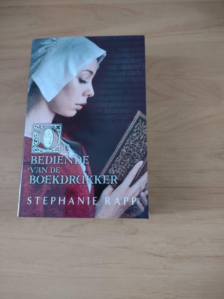 De bediende van de boekdrukker- Stephanie Rapp, Boeken, Ophalen of Verzenden, Gelezen