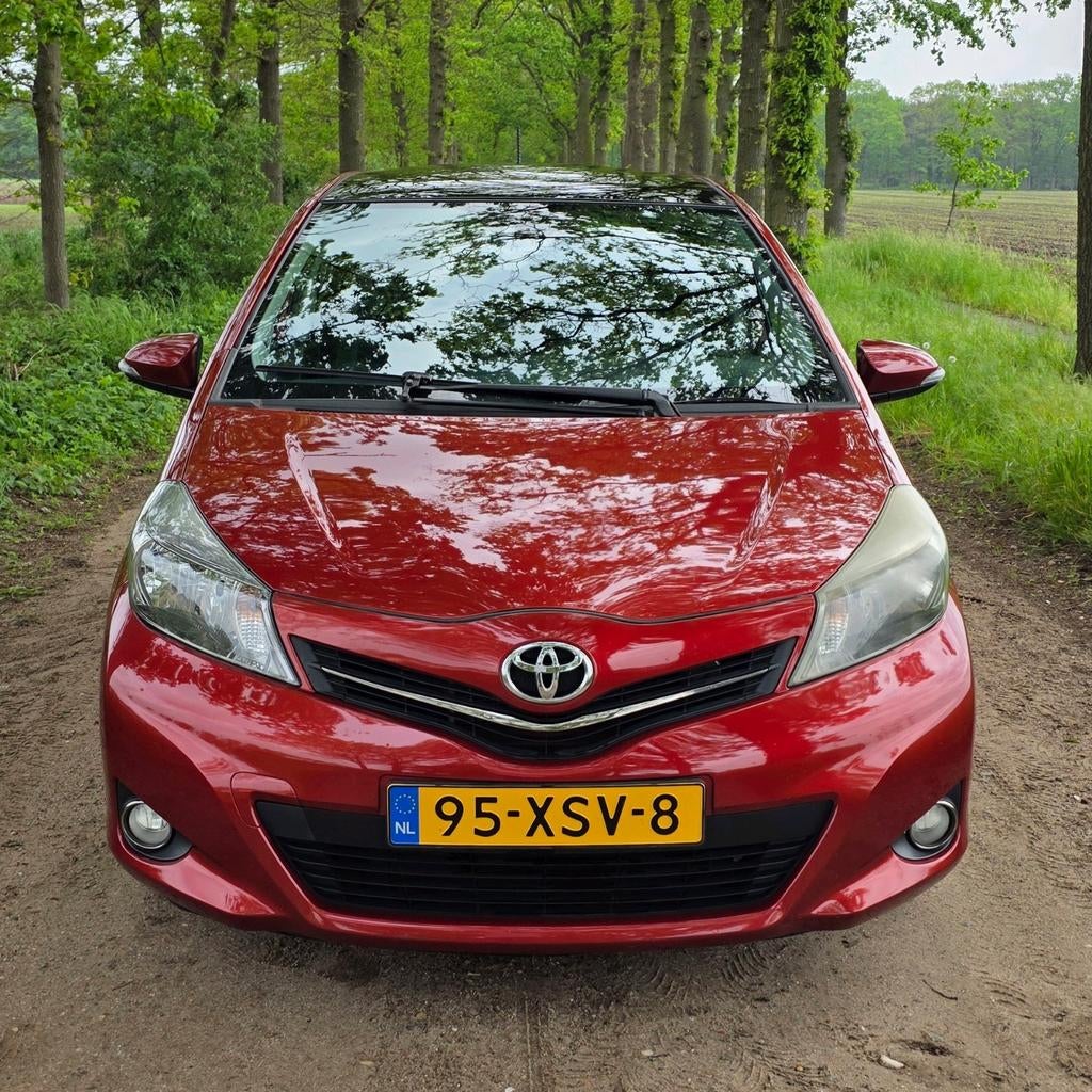 Toyota Yaris 1.3 16V Vvt-i 5DR 2011 Rood, Auto's, Toyota, 40 €/maand, Zwart, 4 cilinders, Leder en Stof