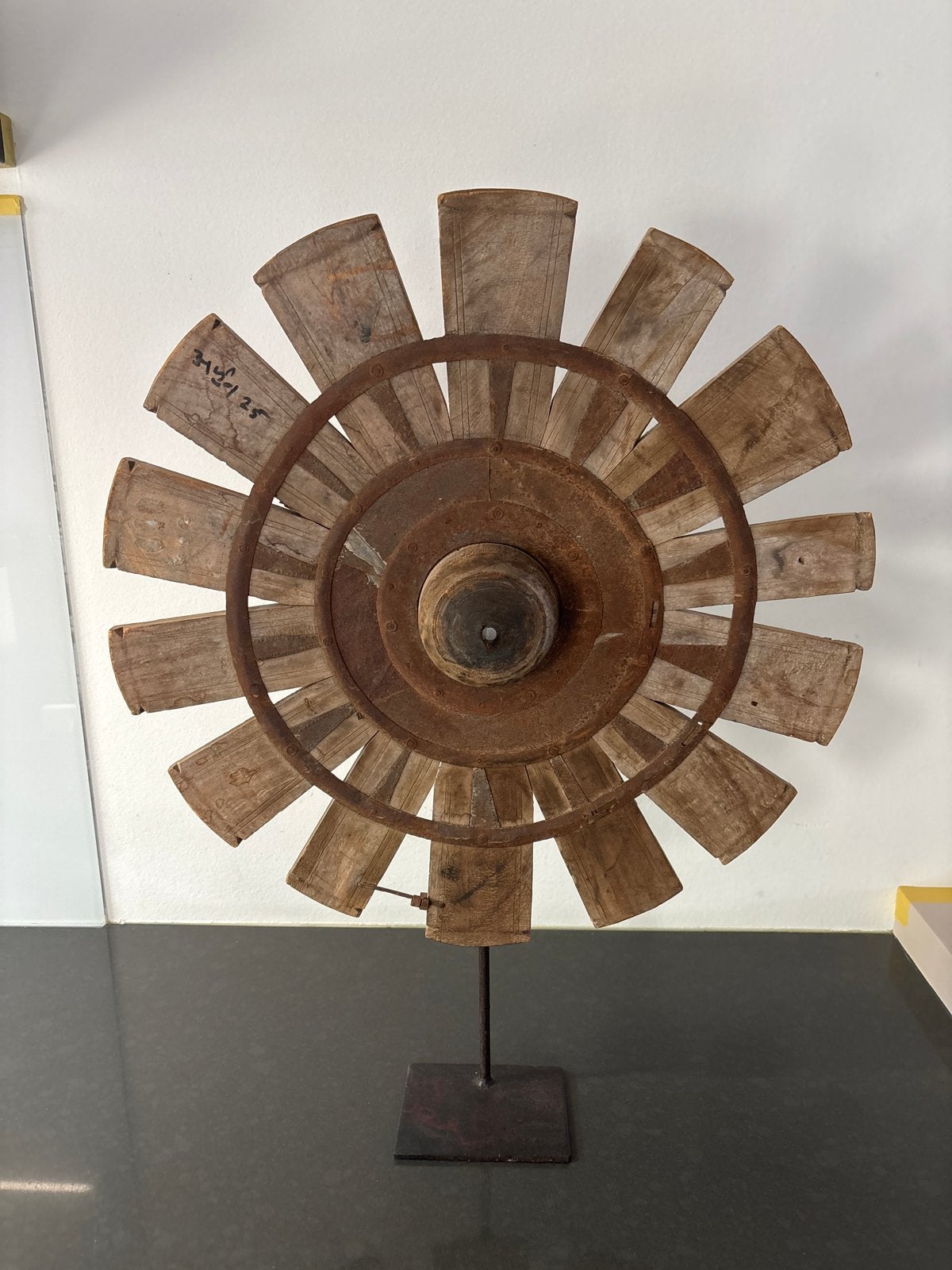 Decoratief houten windmolenwiel op standaard, Ophalen
