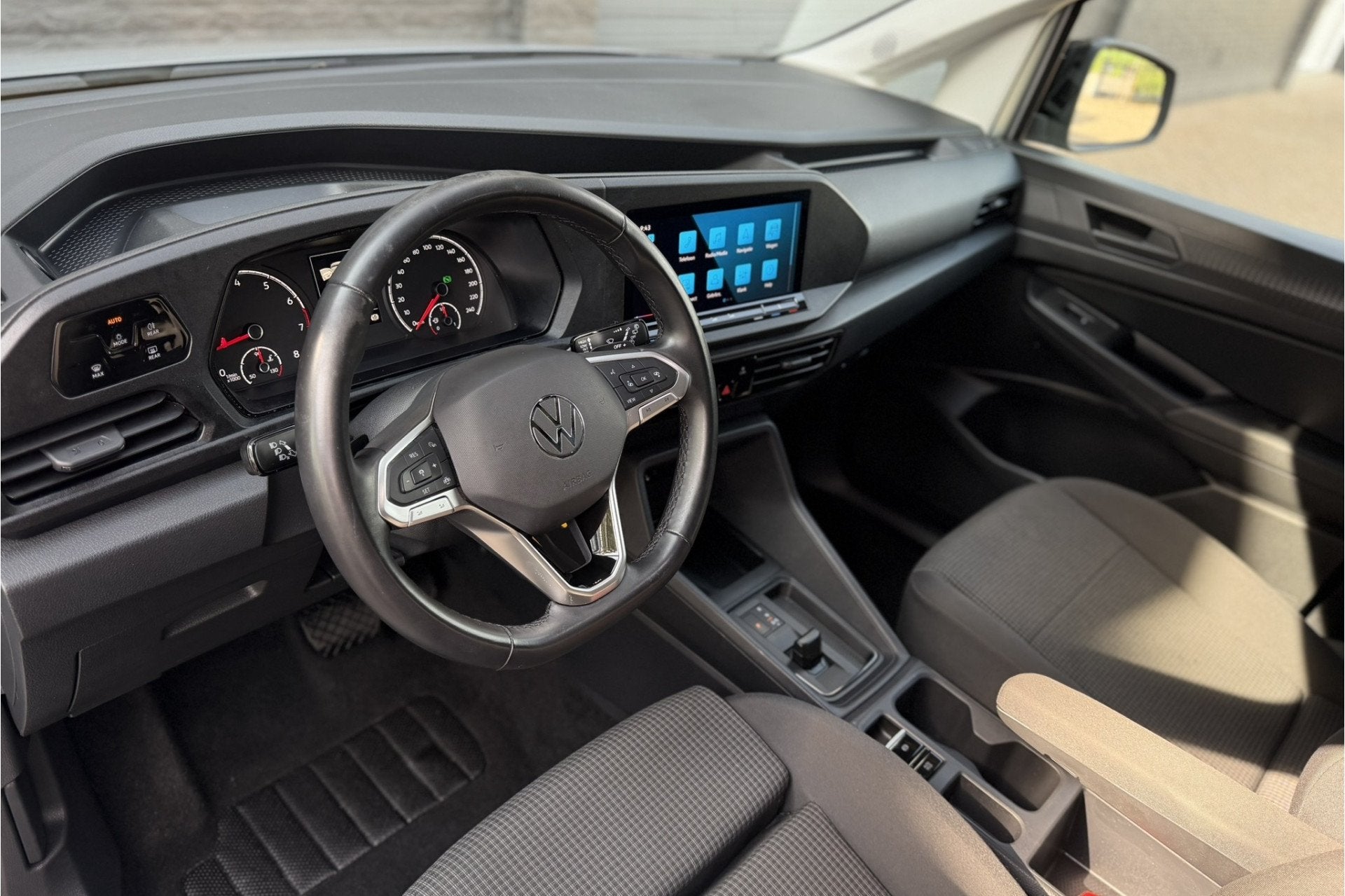 Volkswagen Caddy Cargo 1.5 TSI DSG-7 | Ergo | Camera | Carpl, Auto's, Zwart, 4 cilinders, Met garantie (alle), Volkswagen