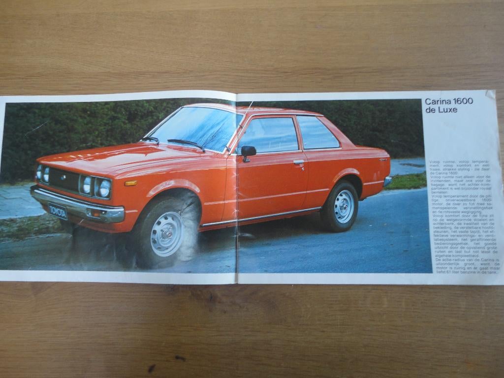autofolder Toyota Carina 1600 uit 1977, Ophalen of Verzenden, Gelezen, Toyota