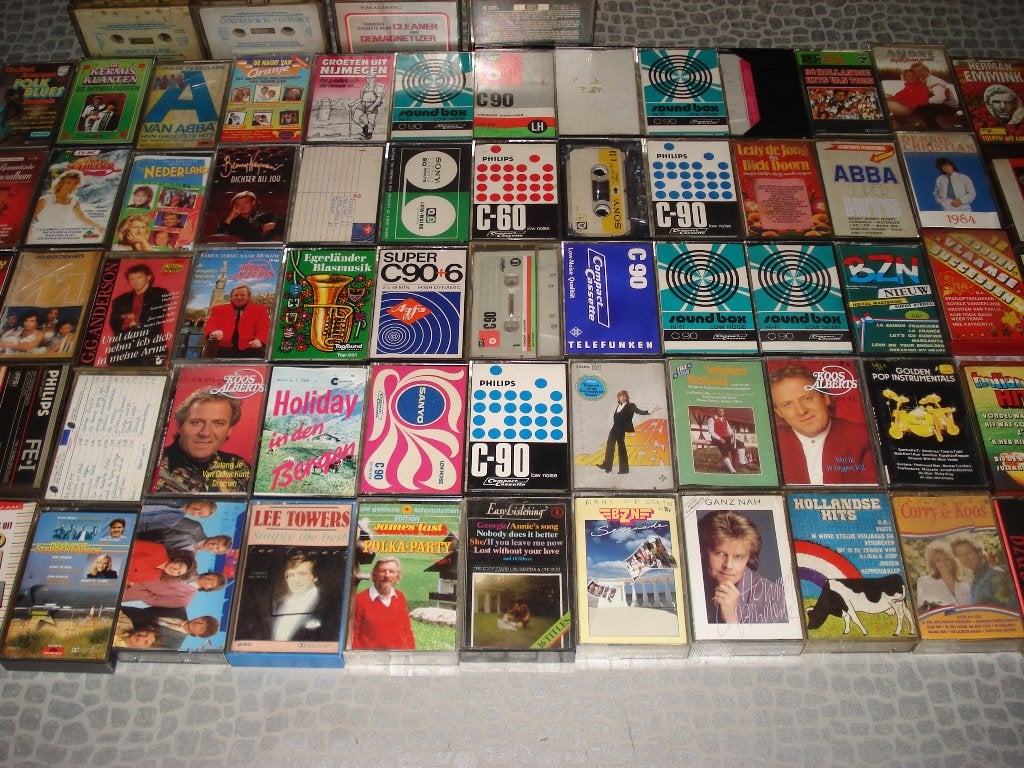 cassettebandjes   ruim 100 Stuks  + doosje  / rekje etc, Cd's en Dvd's, Cassettebandjes, Gebruikt, Overige genres, Ophalen of Verzenden
