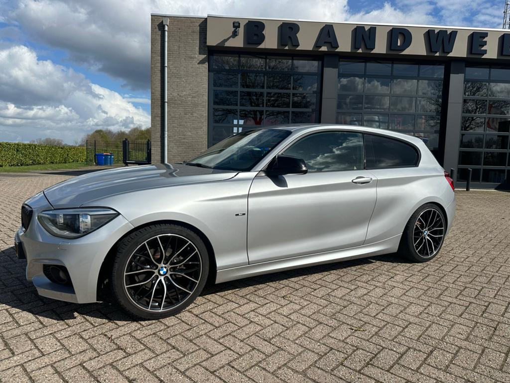DIKKE BMW 118D HIGH EXECUTIVE aut M-look leder, navi cc 2014, Auto's, BMW, Achterwielaandrijving, 1995 cc, Zwart, 140 €/maand