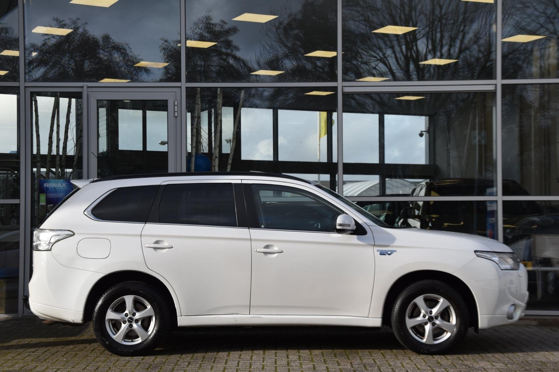 Mitsubishi Outlander Mitsubishi Outlander PHEV Instyle+ | Le, Zwart, 4 cilinders, Wit, Vierwielaandrijving