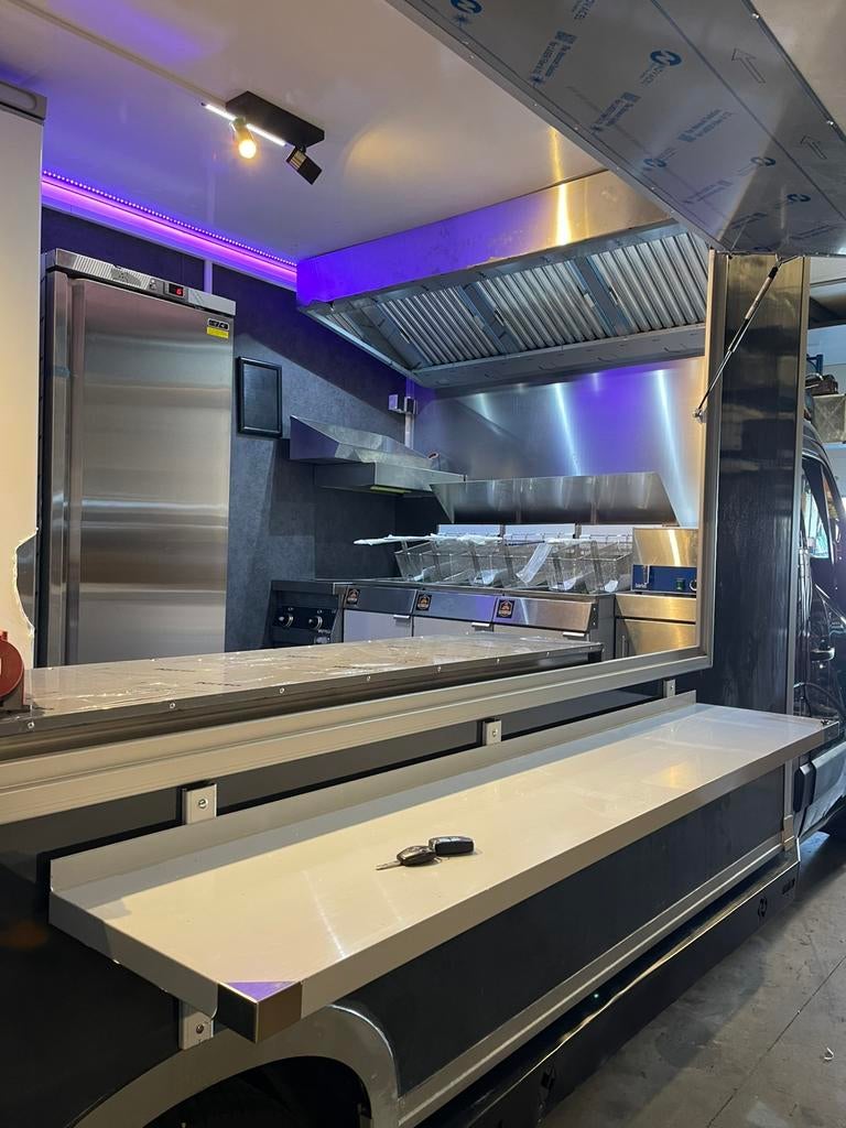 Foodtruck frietwagen 2022 km 150.000 BOMVOLL., Ophalen