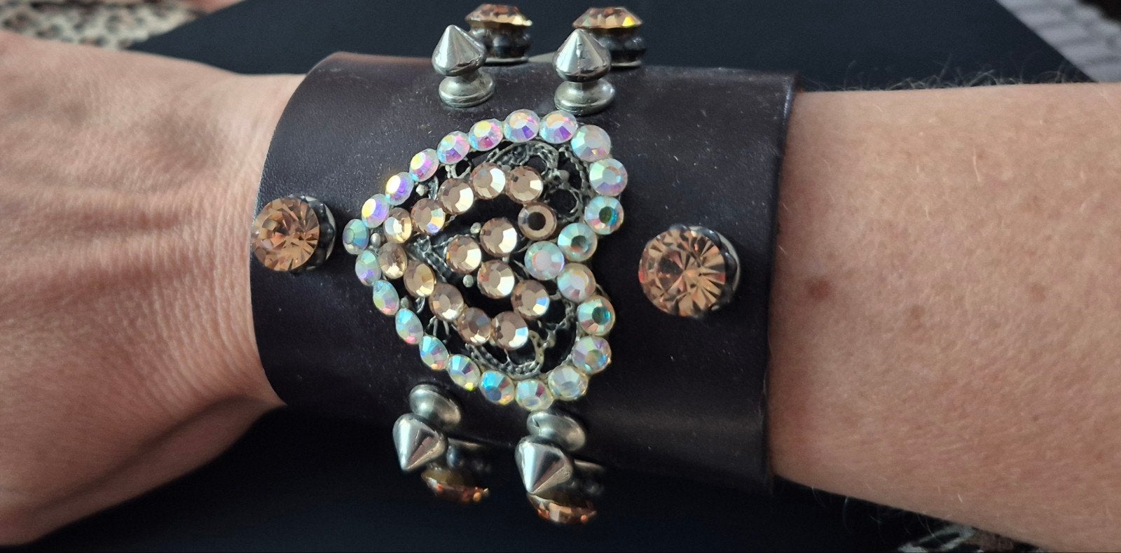 Bibi Bijoux Leren Armband met Kristallen en Studs, Met strass, Bruin, Leer, Ophalen of Verzenden