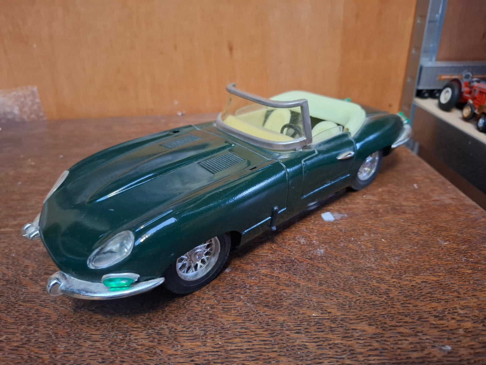 Jaguar E-Type van blik 1:18 - Groen, Antiek en Kunst, Ophalen of Verzenden