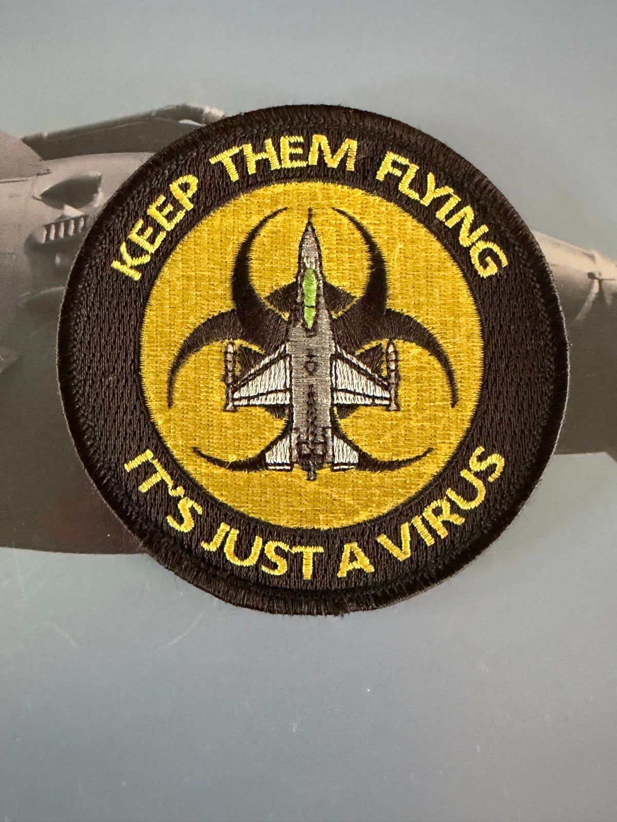 Patch 'Keep Them Flying It's Just a Virus' 322 sqn Rnlaf, Verzamelen, Ophalen of Verzenden, Luchtmacht, Nederland, Embleem of Badge