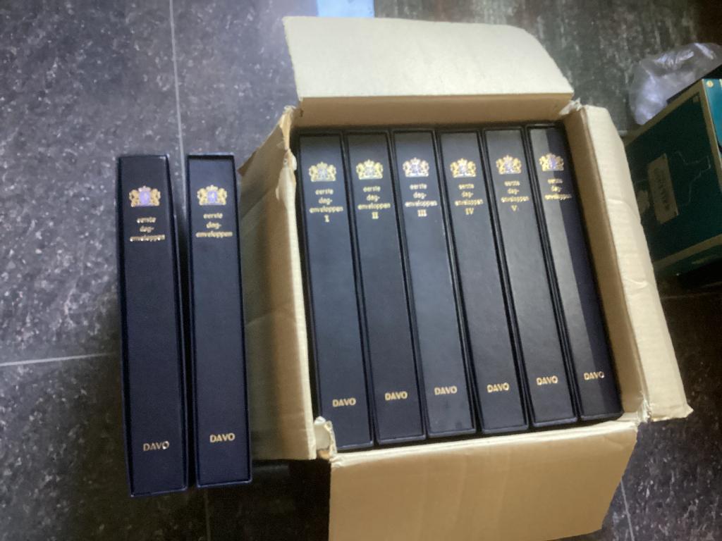 Luxe gewatteerde Davo met cassette met 20 vellen per album, Postzegels en Munten, Postzegels | Toebehoren, Ophalen, Verzamelalbum