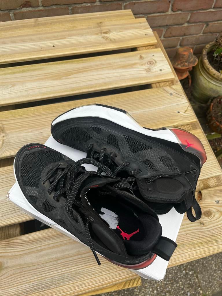 Jordan sneakers zwart met rood, maat 41, Ophalen of Verzenden, Zo goed als nieuw, Schoenen