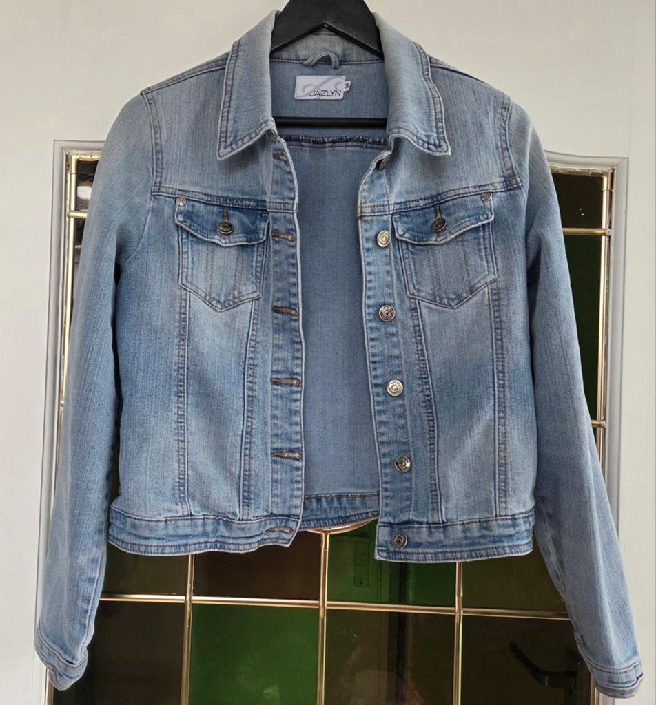 Jazlyn spijkerjasje maat S, Kleding | Dames, Jassen | Zomer, Jazlyn, Blauw, Nieuw, Ophalen of Verzenden