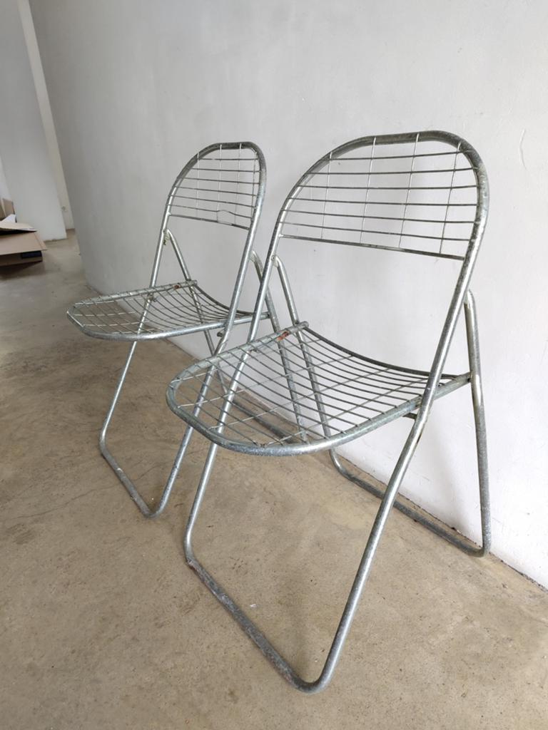 Twee vintage klapstoeltjes van zink draadstaal, Antiek en Kunst, Ophalen
