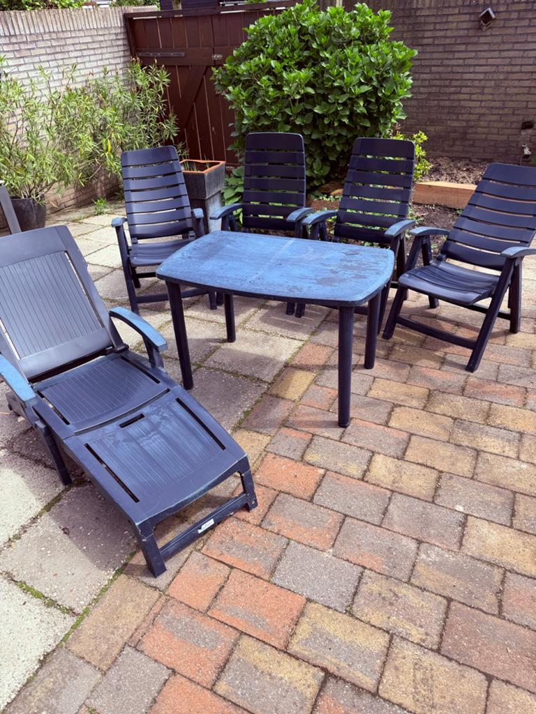 Kunststof tuinset met ligstoel en kussens, Tuin en Terras, Tuinsets en Loungesets, Gebruikt, Tuinset, Kunststof, 5 zitplaatsen